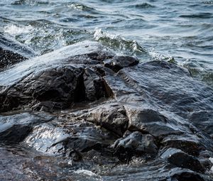 Превью обои камни, вода, волны, озеро, брызги