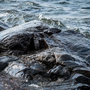 Превью обои камни, вода, волны, озеро, брызги