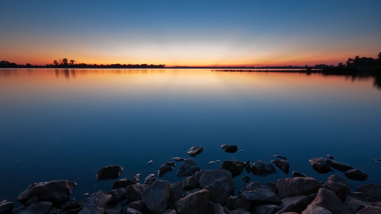 Обои камни, вода, закат, озеро, вечер