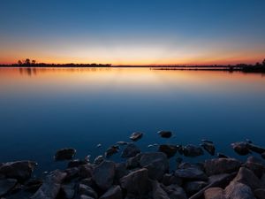 Превью обои камни, вода, закат, озеро, вечер