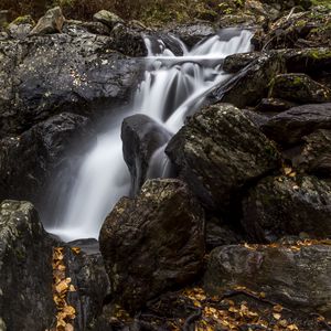 Превью обои камни, водопад, листья, осень