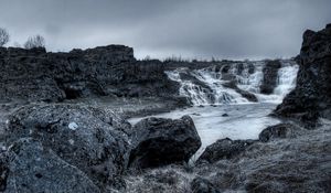 Превью обои камни, водопад, вечер, озеро, черно-белые