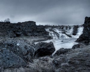 Превью обои камни, водопад, вечер, озеро, черно-белые