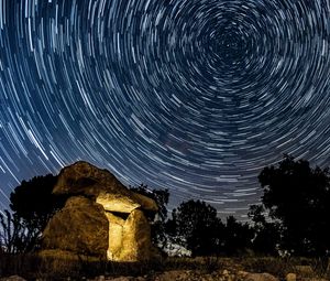 Превью обои камни, звездное небо, фризлайт, ночь