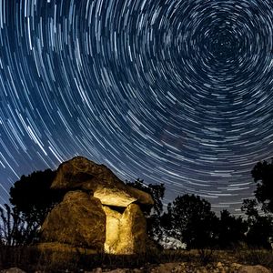 Превью обои камни, звездное небо, фризлайт, ночь