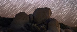 Превью обои камни, звезды, длинная выдержка, ночь
