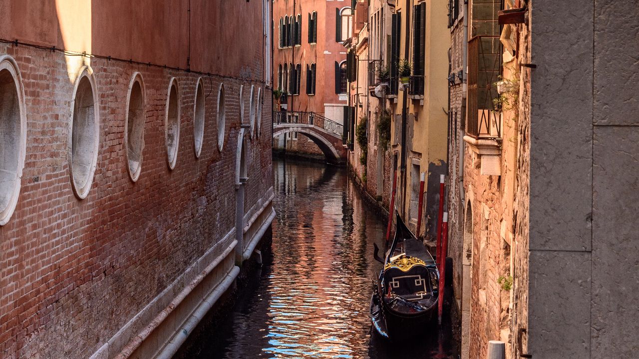 Обои канал, здания, мост, лодка, венеция