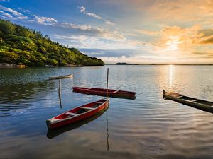 Превью обои каноэ, море, лучи, склон, природа, пейзаж