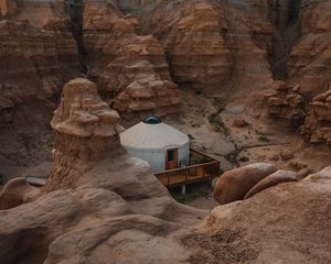 Превью обои каньон, долина, здание, скалы, песчаный