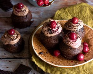 Превью обои капкейки, вишни, шоколад, десерт