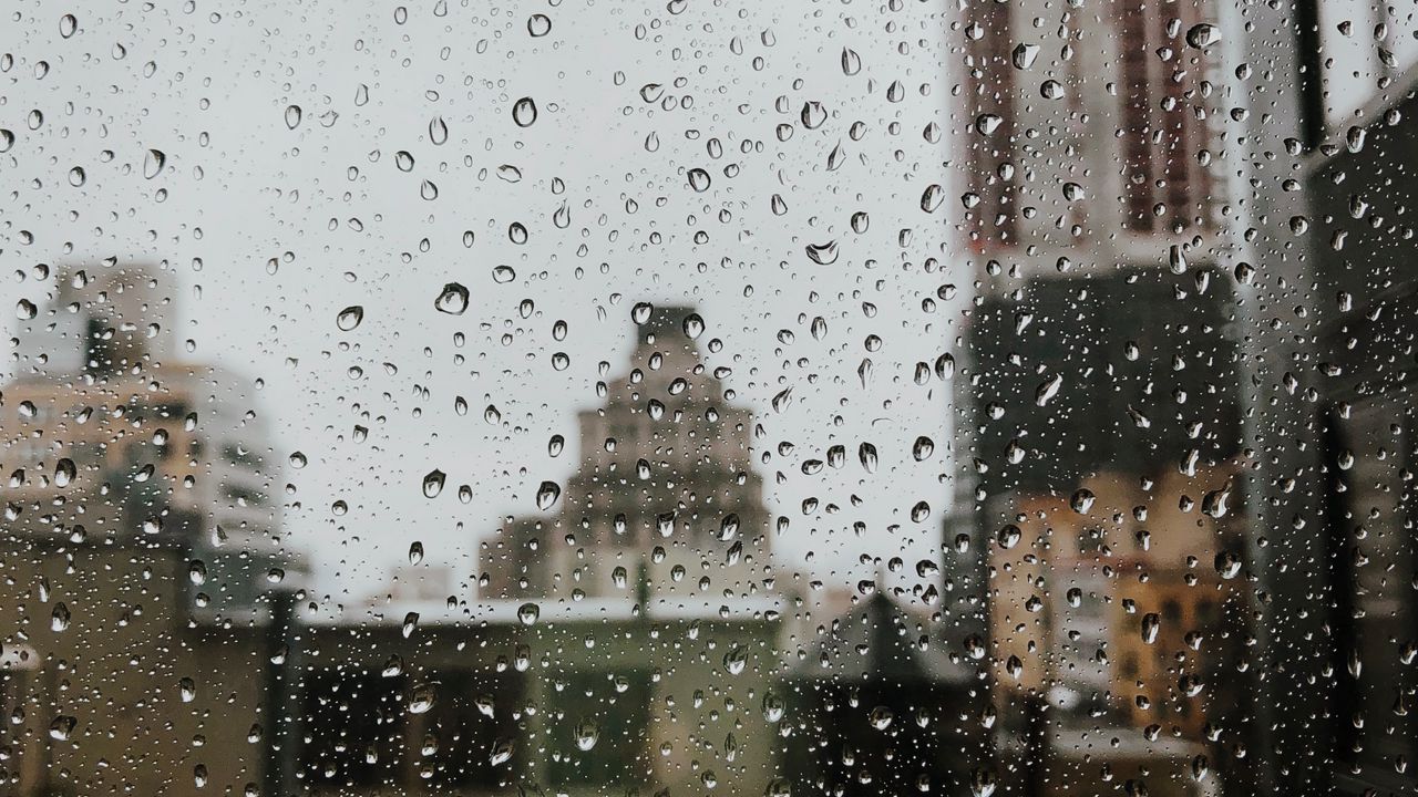 Обои капли, дождь, окно, город, стекло