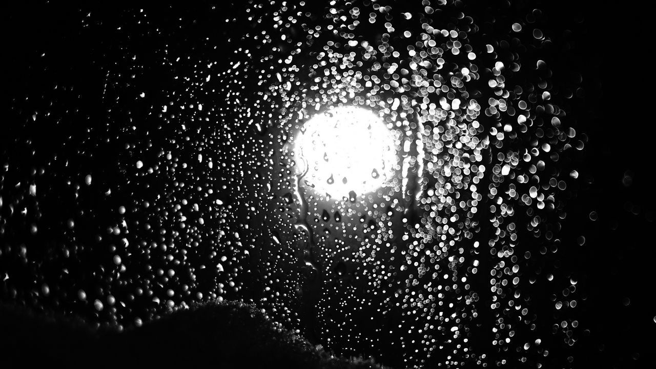 Обои капли, дождь, стекло, свет, макро, черный