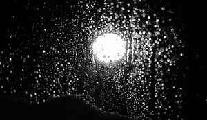 Превью обои капли, дождь, стекло, свет, макро, черный