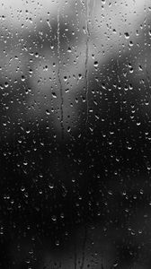 Превью обои капли, дождь, стекло, вода, темный, черно-белый