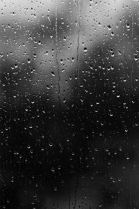 Превью обои капли, дождь, стекло, вода, темный, черно-белый