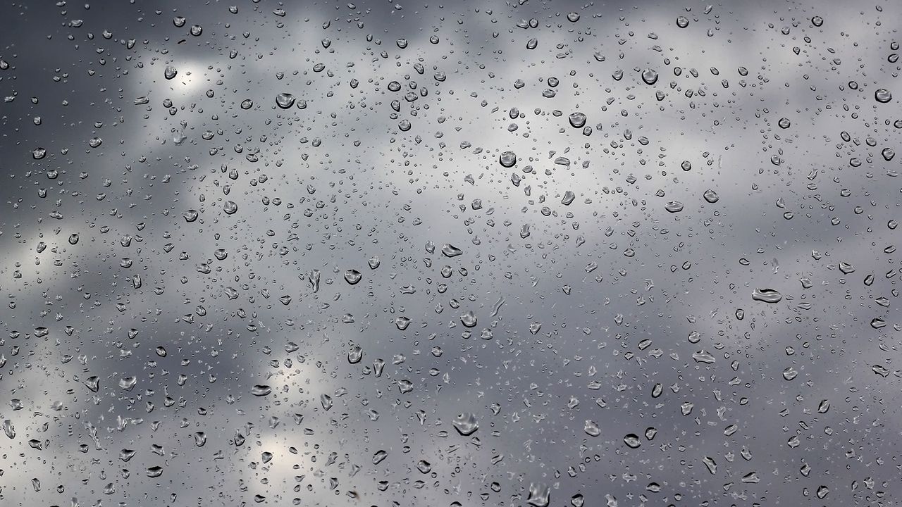 Обои капли, дождь, стекло, пасмурно, вода, тучи