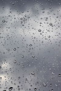 Превью обои капли, дождь, стекло, пасмурно, вода, тучи