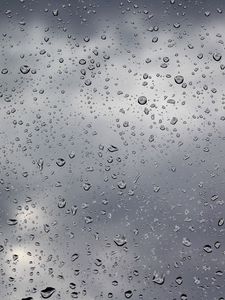 Превью обои капли, дождь, стекло, пасмурно, вода, тучи