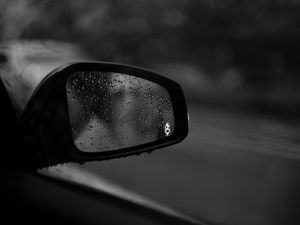 Превью обои капли, стекло, чб, зеркало, автомобиль