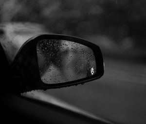 Превью обои капли, стекло, чб, зеркало, автомобиль