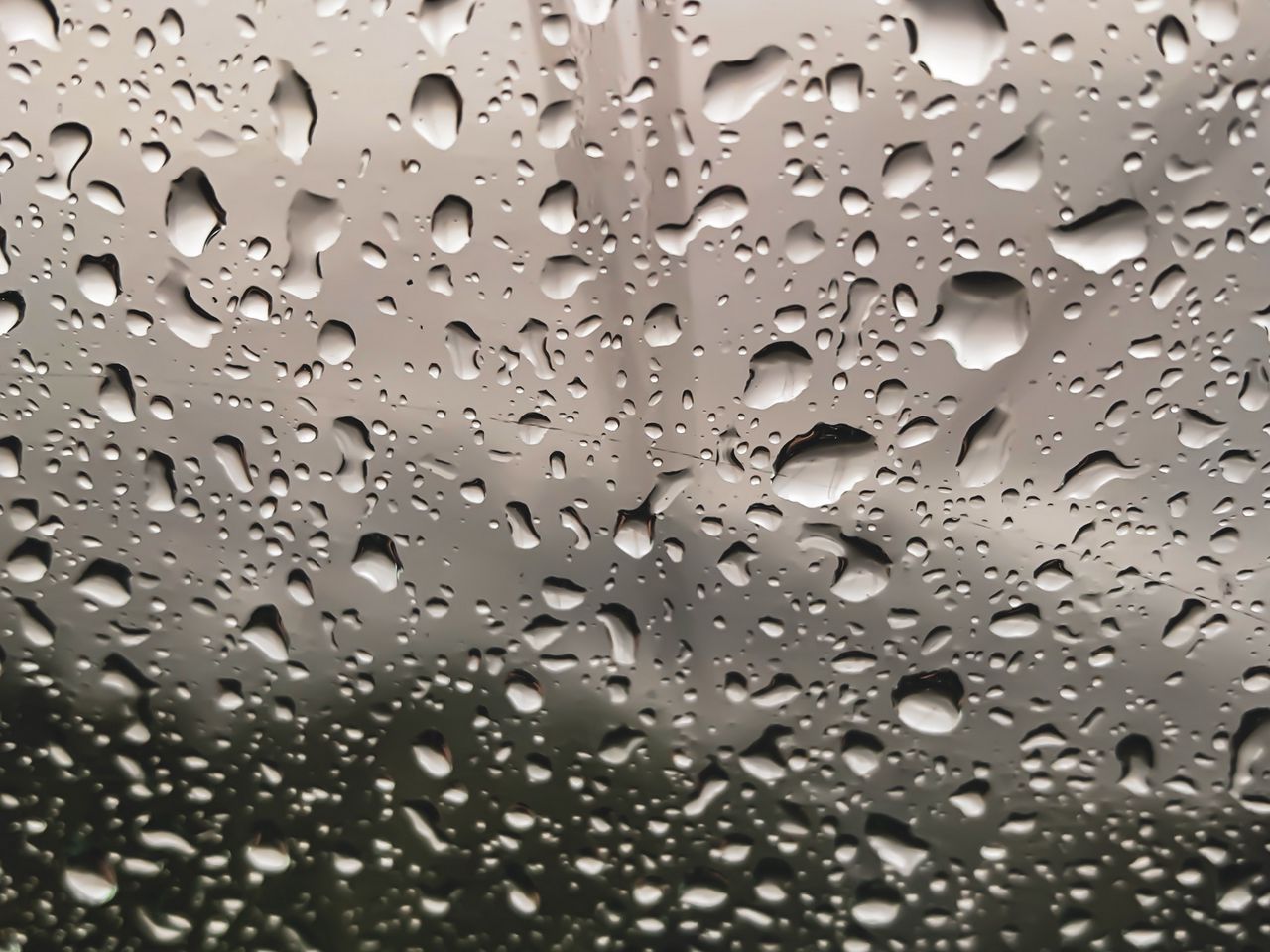 Капли дождя в воздухе. Капли дождя. Капли на стекле. Стекло с каплями дождя. Дождевые капли на стекле.