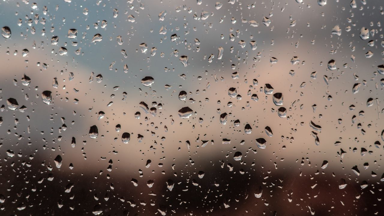 Обои капли, стекло, дождь, окно, влага, размытость