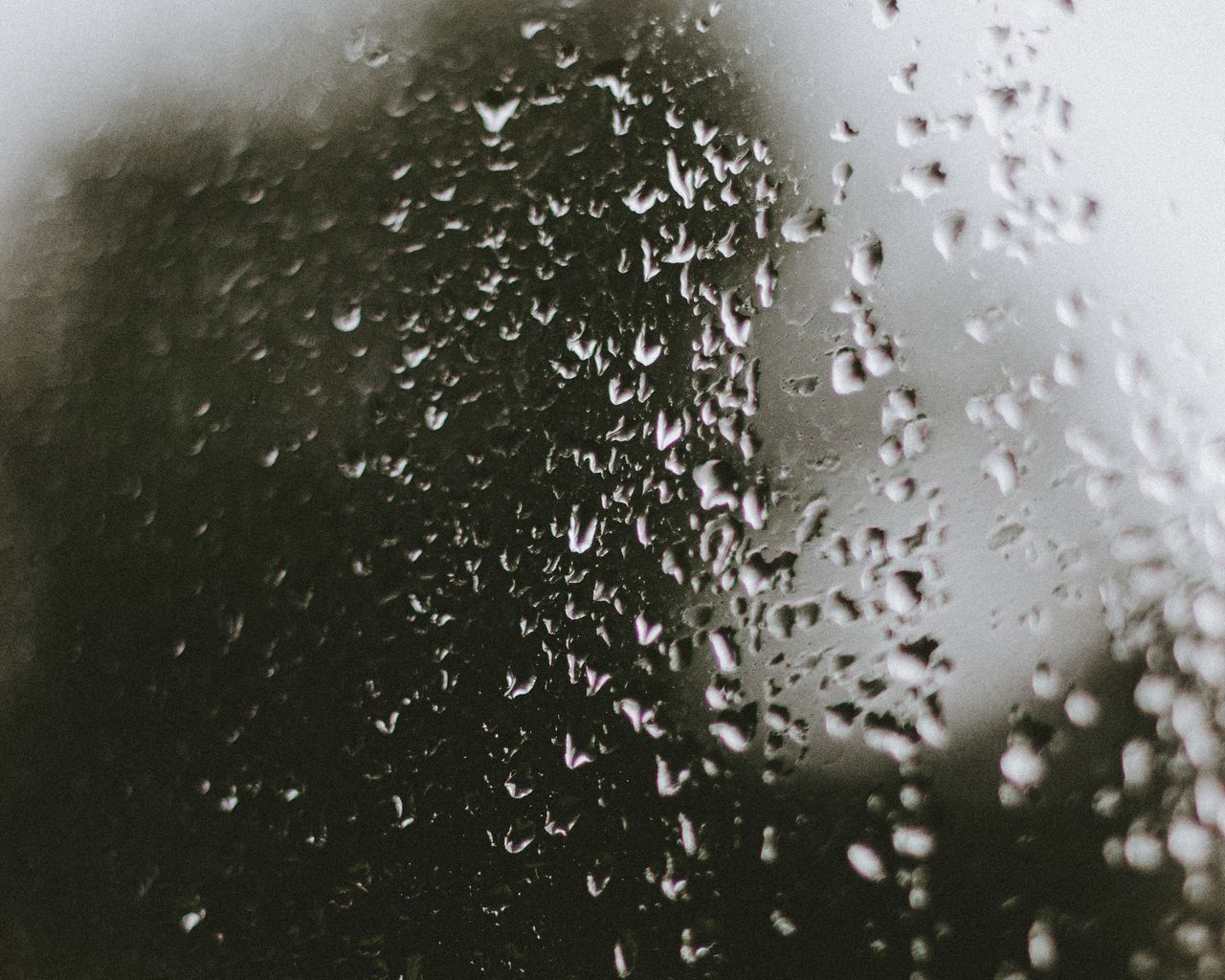 Следы дождя на мокрых. Капли дождя на стекле. Мокрый дождь. Дождь за стеклом. Обои дождь.