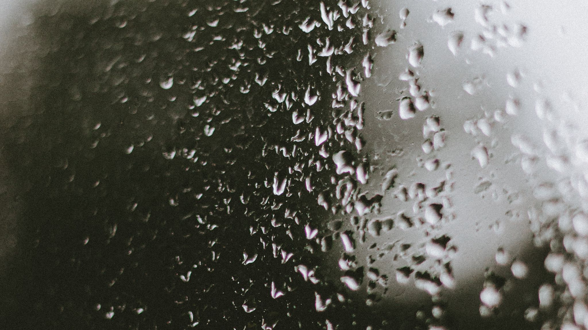 Приклеенное стекло дождь. Капли на стекле. Дождь на стекле. Мокрое стекло. Картинки на рабочий стол дождь.