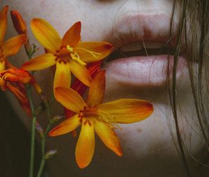 Превью обои губы, цветок, таинство, нежность