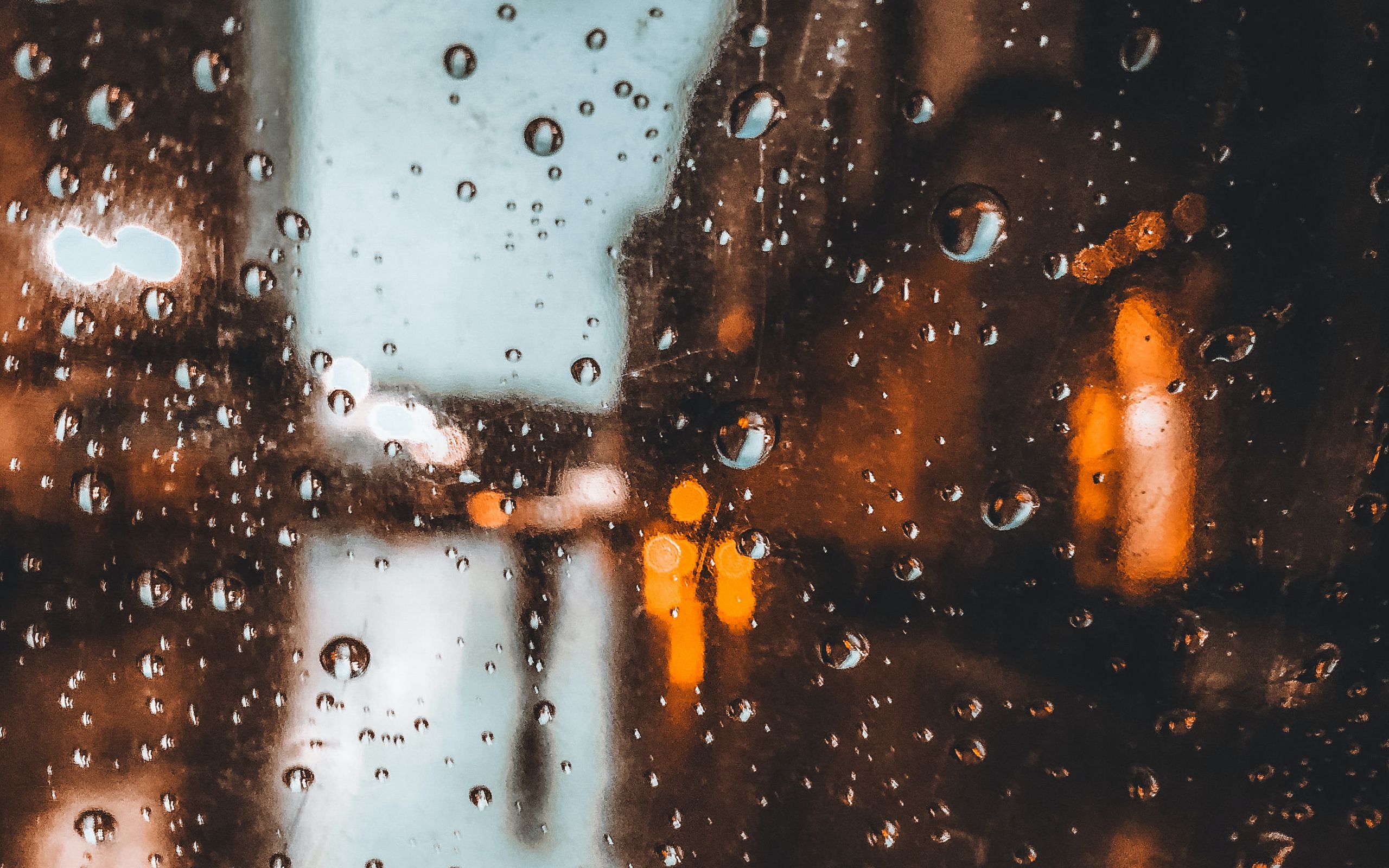 Окно в дождевых каплях. Капли дождя на окне. Капли на стекле. Дождь за окном. Заставка на рабочий стол дождь.