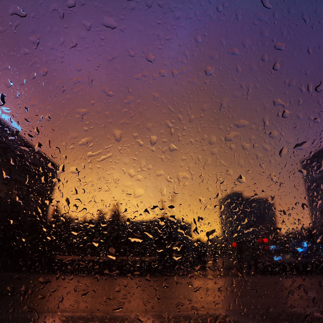 Дожди рэп. Дождь. Размытое стекло. Размытые дождями могилы. Городская улица дождь размытие.
