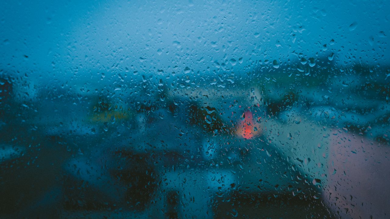 Обои капли, стекло, влага, дождь, размытость, синий