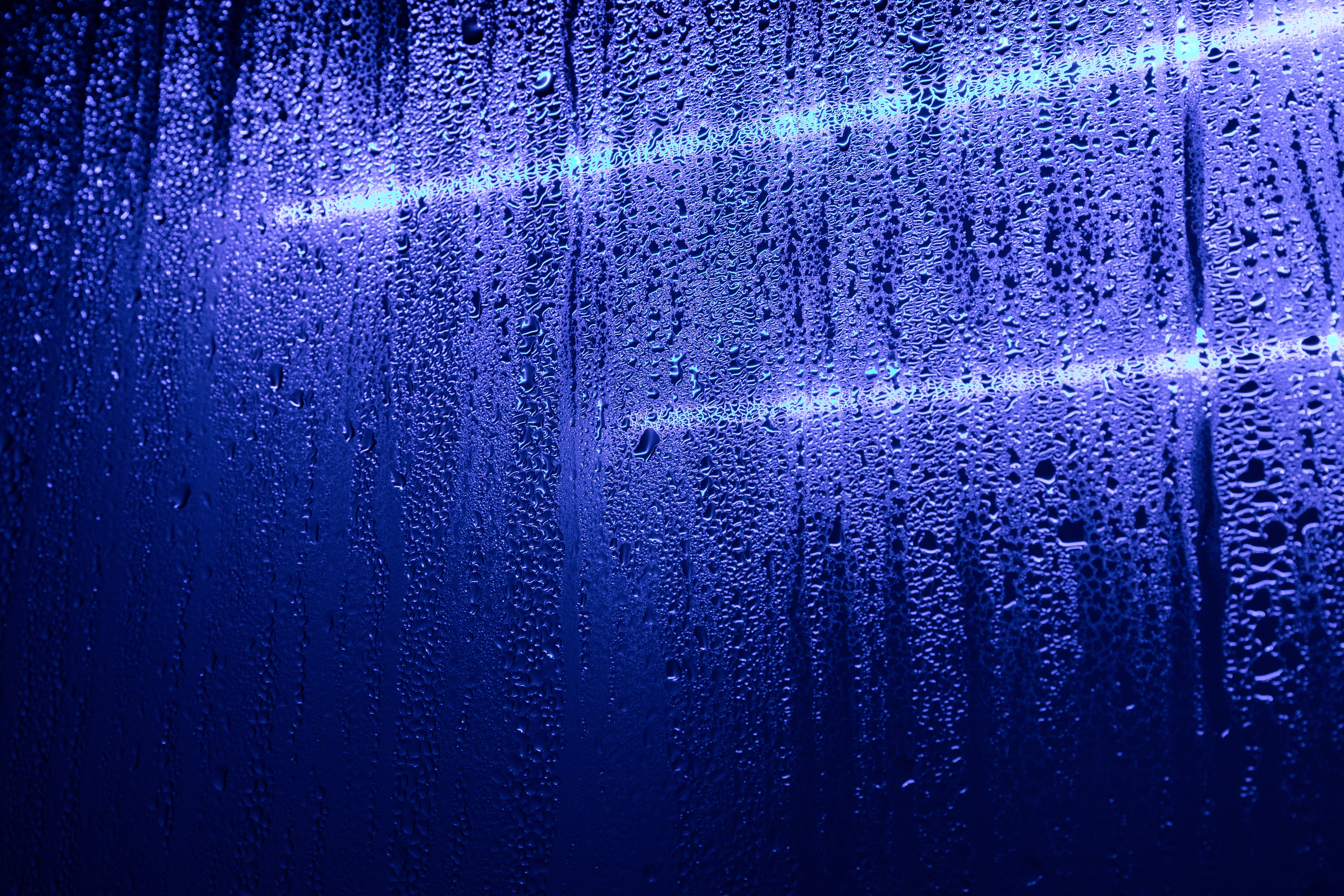 Неоновые стекла. Синее стекло. Текстура мокрого стекла. Синий дождь. Неоновый дождь.