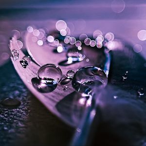 Превью обои капли, вода, перо, блики, макро, боке