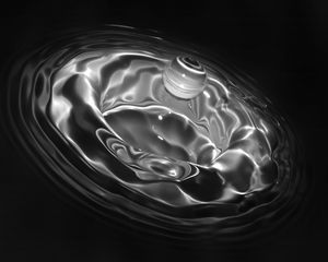 Превью обои капля, жидкость, вода, всплеск, чб