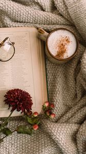 Превью обои капучино, кофе, кружка, книга, цветы, очки