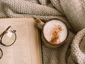 Превью обои капучино, кофе, кружка, книга, цветы, очки