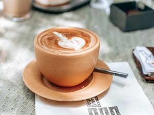 Превью обои капучино, напиток, чашка, узор, тарелка