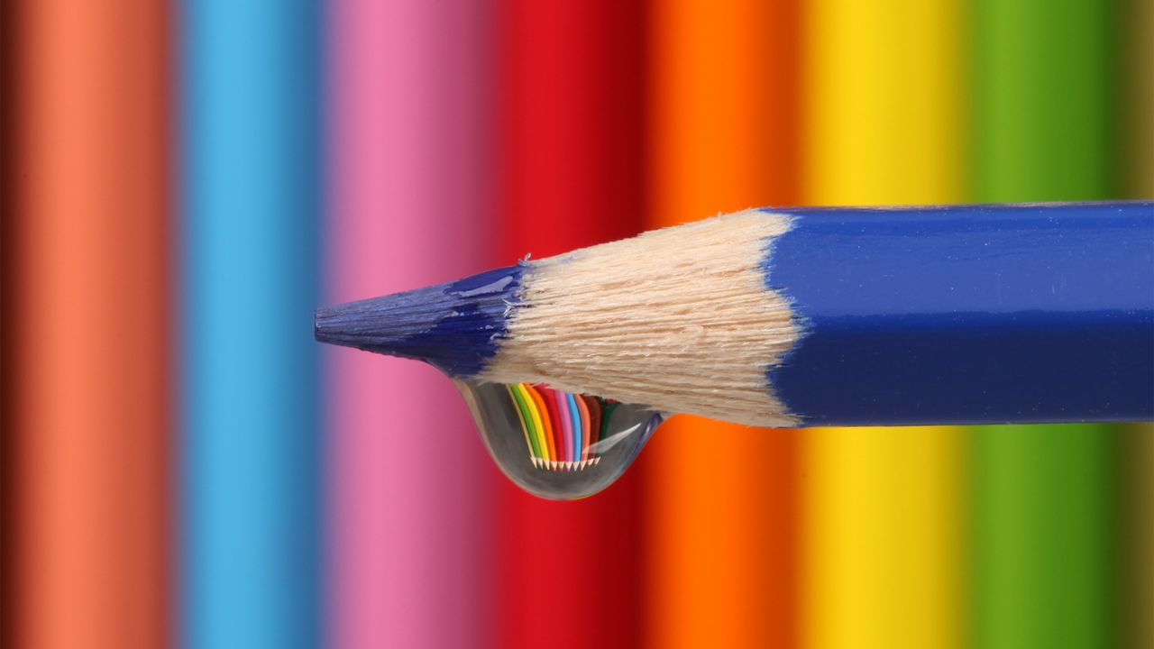 Обои карандаш, капля, полоски, отражение