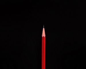 Превью обои карандаш, темнота, минимализм, красный