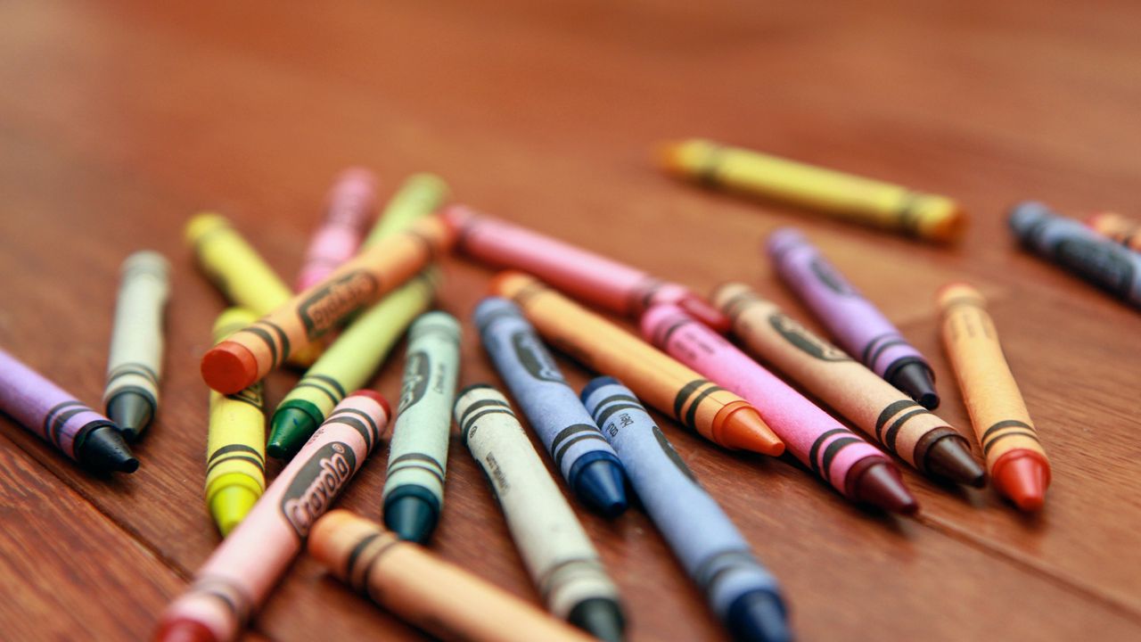 Обои карандаши, стол, разноцветный