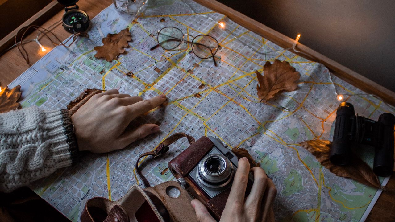 Обои карта, камера, руки, очки, листья, гирлянда