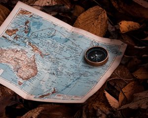 Превью обои карта, компас, листья, осень, путешествия