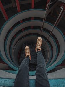 Превью обои кеды, ноги, люк, высота