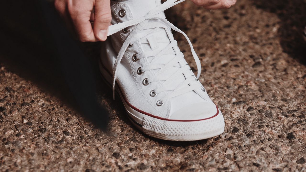 Обои кеды, руки, шнурки