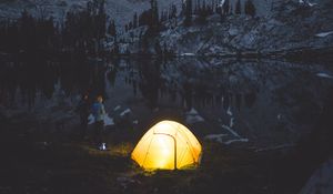 Превью обои кемпинг, палатка, горы, озеро, ночь, люди