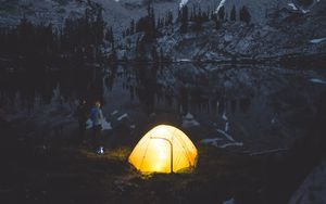 Превью обои кемпинг, палатка, горы, озеро, ночь, люди