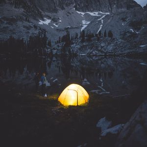 Превью обои кемпинг, палатка, горы, озеро, ночь, люди