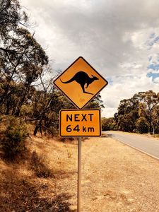 Превью обои кенгуру, знак, надпись, дорога