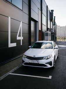 Превью обои kia, автомобиль, вид спереди, белый, парковка